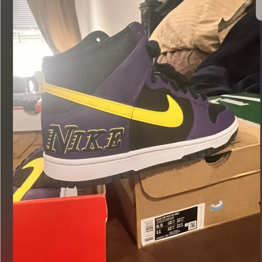 NIKE DUNK HI PRM EMB
BLACK/OPTI YELLOW -COURT PURPLE
NOIR/VIOLET COURT
10